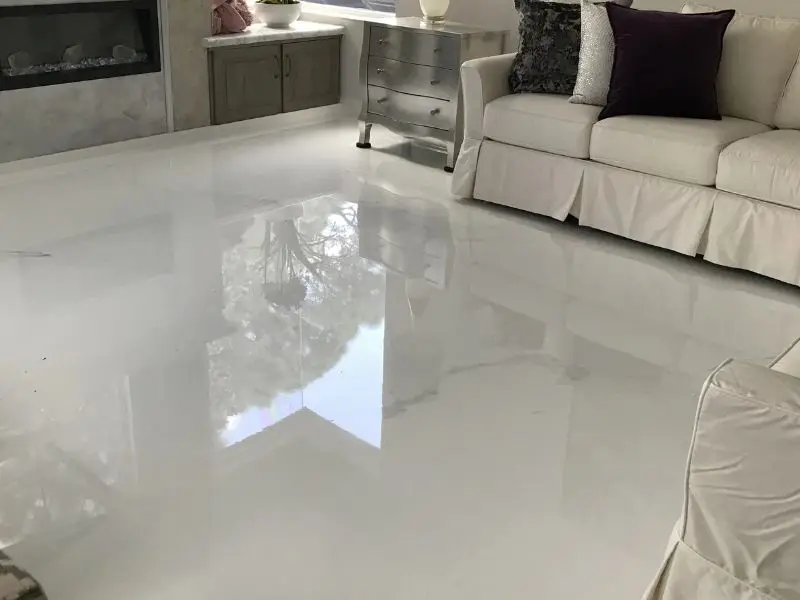 High-gloss epoxy resin surface with the fully bonded seamless finish the system is specified to deliver